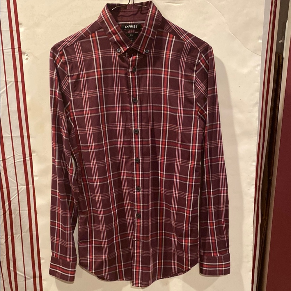 Express Men's Red Plaid LS Shirt;
Stretch moisture wicking polyester blend Sz XS